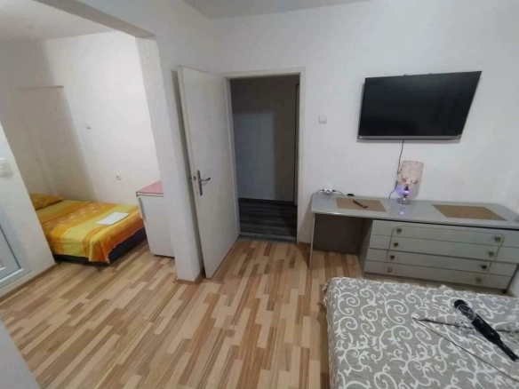 Kuća 180 m² na placu od 400 m² sa tri stana – Sutomore, Bar