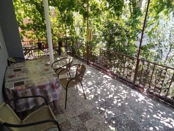 Kuća 180 m² na placu od 400 m² sa tri stana – Sutomore, Bar