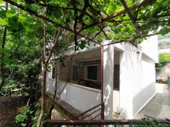 Kuća 180 m² na placu od 400 m² sa tri stana – Sutomore, Bar