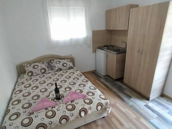 Kuća 180 m² na placu od 400 m² sa tri stana – Sutomore, Bar