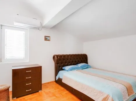 Dvosoban stan 82 m² sa visokim plafonom na dva nivoa – Budva
