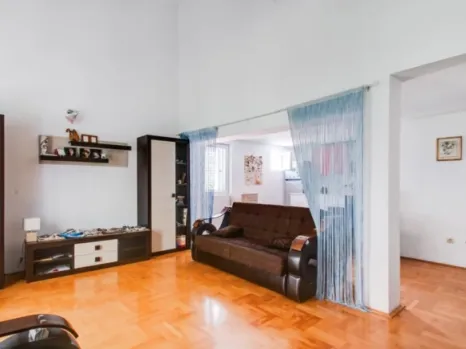 Dvosoban stan 82 m² sa visokim plafonom na dva nivoa – Budva