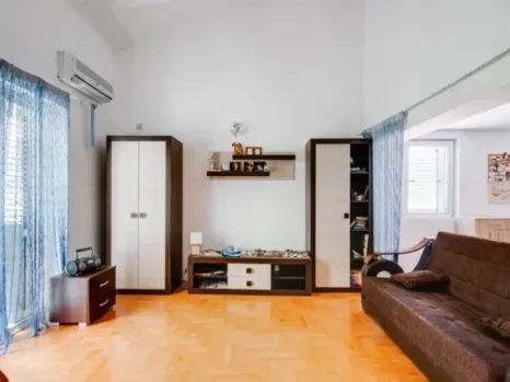 Dvosoban stan 82 m² sa visokim plafonom na dva nivoa – Budva