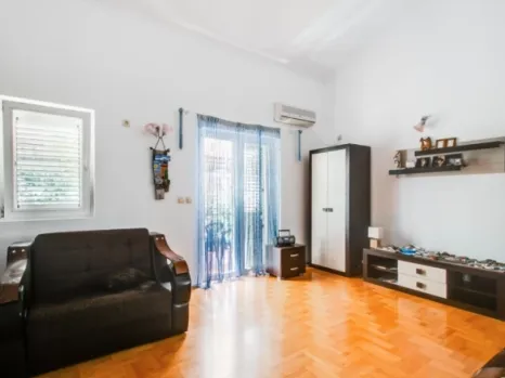 Dvosoban stan 82 m² sa visokim plafonom na dva nivoa – Budva