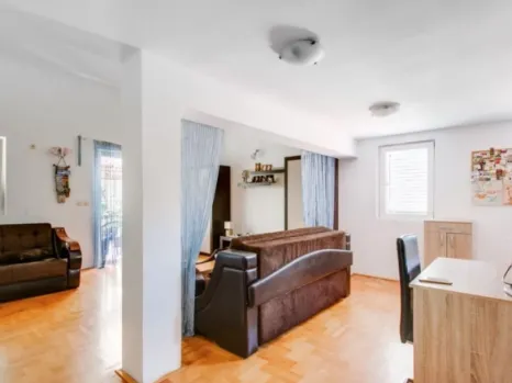 Dvosoban stan 82 m² sa visokim plafonom na dva nivoa – Budva