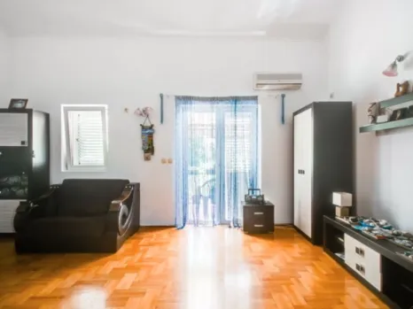 Dvosoban stan 82 m² sa visokim plafonom na dva nivoa – Budva