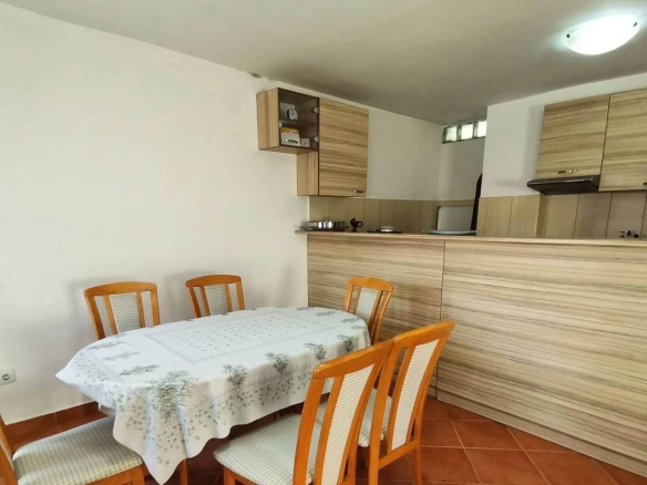 Izdavanje: Kuća 120 m² sa terasom 200 m² za 7 osoba – Pržno, Budva