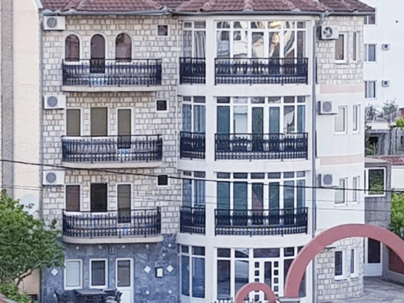 Hotel 670 m² sa 12 parking mjesta i restoranom – Ulcinj