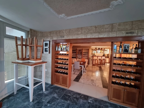 Hotel 670 m² sa 12 parking mjesta i restoranom – Ulcinj
