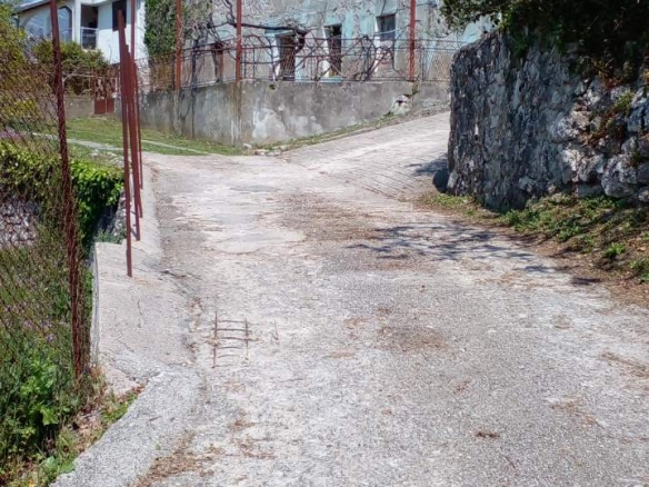Plac 1550 m² sa upisanim objektom od 120 m² – Zaljevo, Bar
