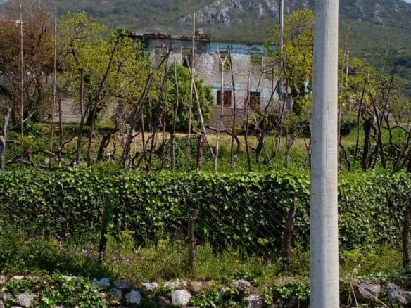 Plac 1550 m² sa upisanim objektom od 120 m² – Zaljevo, Bar