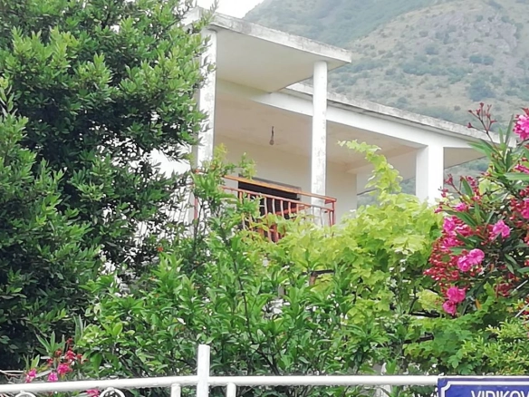 Kuća 180 m² na placu od 380 m², 800 m od mora – Sutomore, Bar