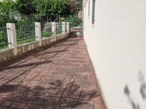 Trosoban stan 90 m² sa terasom i placem uz stan – Petrovac, Budva