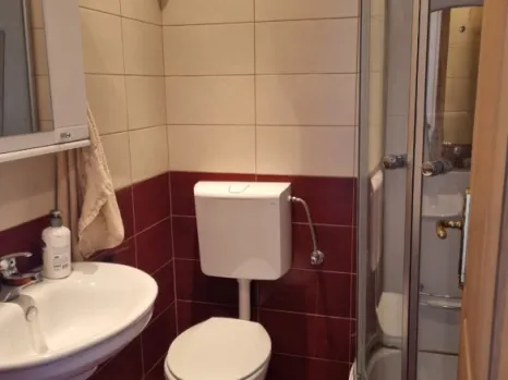 Trosoban stan 90 m² sa terasom i placem uz stan – Petrovac, Budva