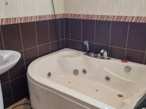 Trosoban stan 90 m² sa terasom i placem uz stan – Petrovac, Budva