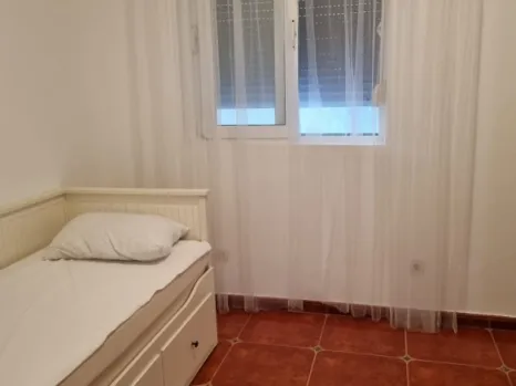 Trosoban stan 90 m² sa terasom i placem uz stan – Petrovac, Budva