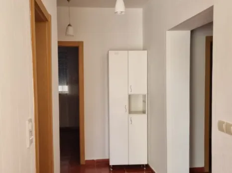 Trosoban stan 90 m² sa terasom i placem uz stan – Petrovac, Budva