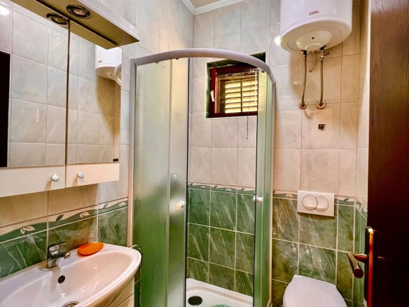 Izdavanje: Jednosoban stan 33 m² sa pogledom na Bokokotorski zaliv – Dobrota, Kotor