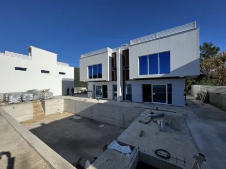 Vila 153 m² sa krovnom terasom na placu od 220 m² – Krimovica, Kotor