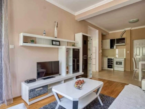 Izdavanje: Jednosoban stan 55 m² sa terasom – Bečići, Budva