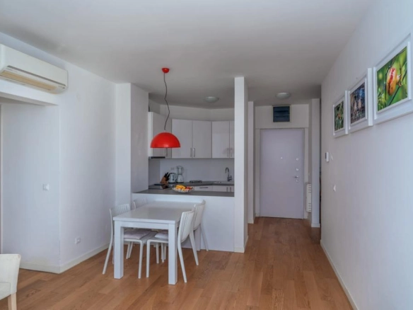 Izdavanje: Trosoban stan 75 m² dva minuta pješice od mora – Pržno, Budva