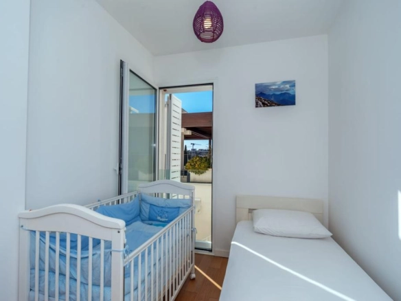 Izdavanje: Trosoban stan 75 m² dva minuta pješice od mora – Pržno, Budva