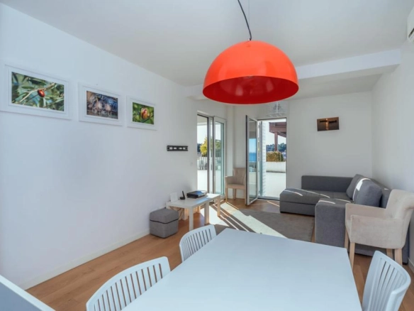 Izdavanje: Trosoban stan 75 m² dva minuta pješice od mora – Pržno, Budva