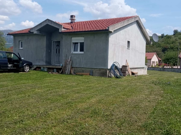 Nova kuća 115 m² na placu od 1260 m² u centru – Spuž, Danilovgrad