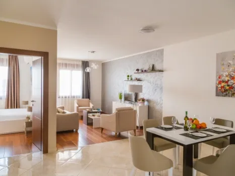 Jednosoban stan 72 m² u novom kompleksu s pogledom na planine – Bečići, Budva