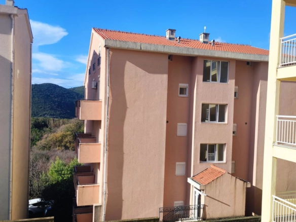 Garsonjera 35 m² u prizemlju sa terasom – Prijevor, Budva