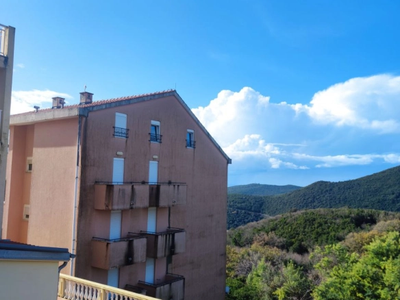 Garsonjera 35 m² u prizemlju sa terasom – Prijevor, Budva