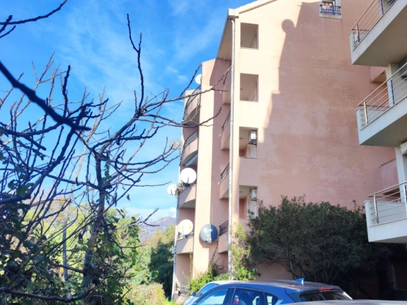 Garsonjera 35 m² u prizemlju sa terasom – Prijevor, Budva