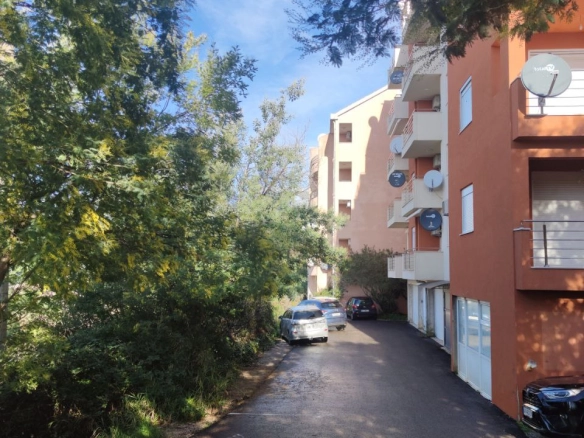 Garsonjera 35 m² u prizemlju sa terasom – Prijevor, Budva