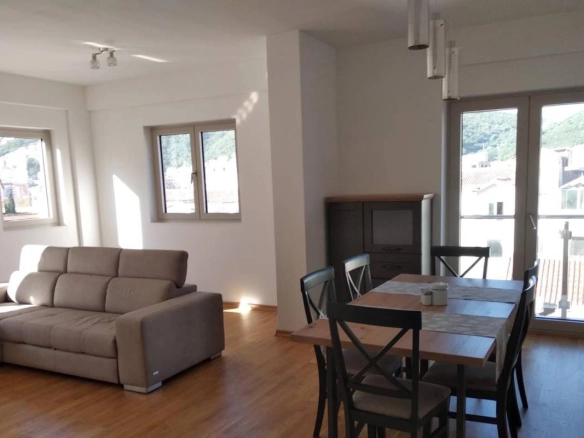 Dvosoban stan 85 m² sa pogledom na more i planine – Budva