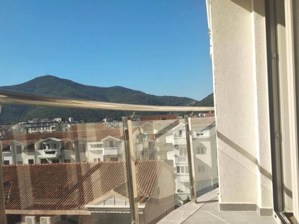 Dvosoban stan 85 m² sa pogledom na more i planine – Budva