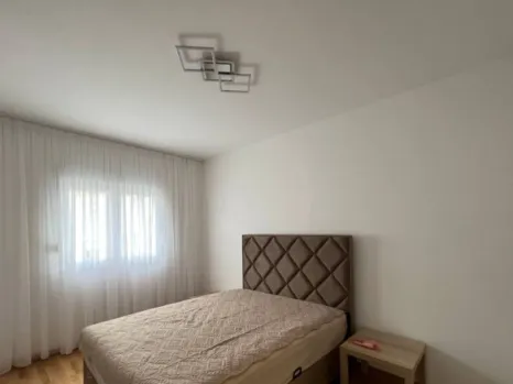 Izdavanje: Dvosoban stan 80 m² sa pogledom na planine – Budva