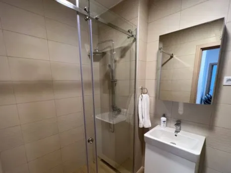 Izdavanje: Dvosoban stan 80 m² sa pogledom na planine – Budva