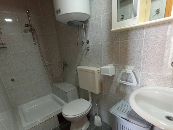 Izdavanje: Kuća 100 m² sa terasom i pogledom na more – Dobra Voda, Bar