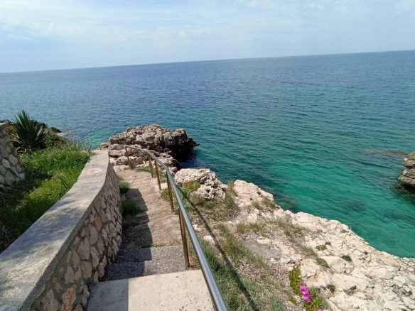 Izdavanje: Kuća 100 m² sa terasom i pogledom na more – Dobra Voda, Bar