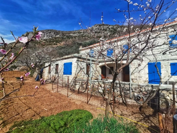 Izdavanje: Kamena kuća 120 m² sa pogledom na more – Pržno, Budva