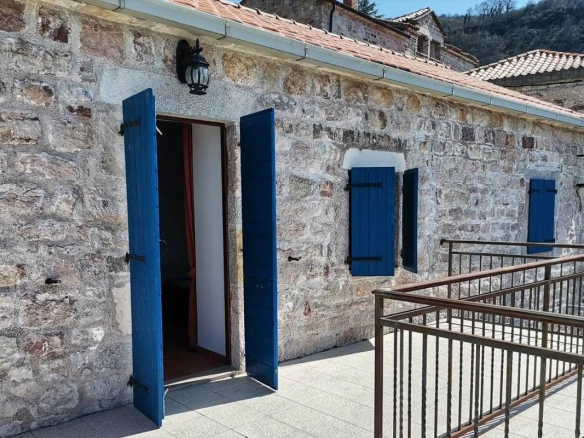 Izdavanje: Kamena kuća 120 m² sa pogledom na more – Pržno, Budva