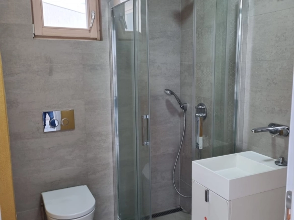 Hotel sa 6 apartmana, panoramski prozori i balkoni – Pržno, Budva
