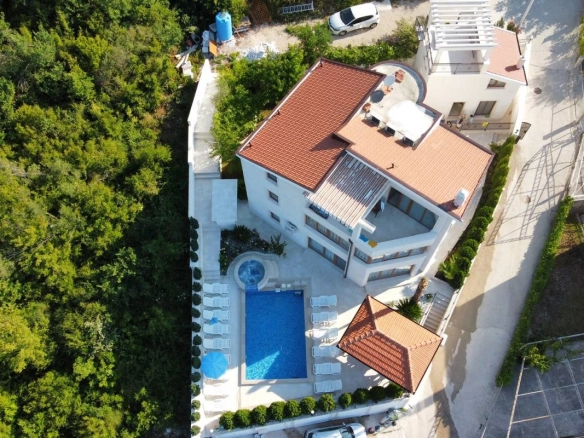 Hotel u pogonu za 50 gostiju na placu od 512 m² – Herceg Novi