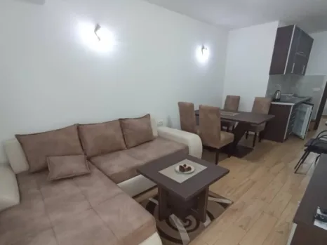 Izdavanje: Hotel sa 4 sprata i bazenom – Dobra Voda, Bar