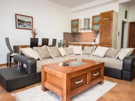 Izdavanje: Jednosoban stan 45 m² sa terasom i pogledom na more – Dobra Voda, Bar