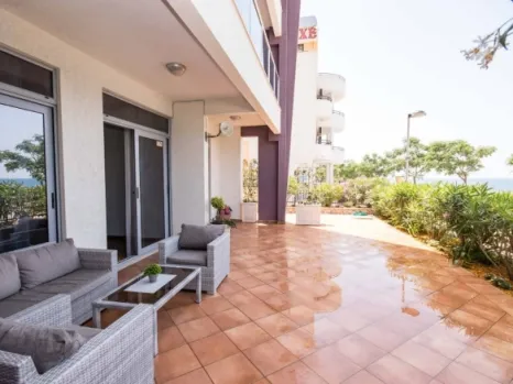 Izdavanje: Jednosoban stan 45 m² sa terasom i pogledom na more – Dobra Voda, Bar