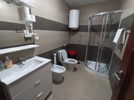 Izdavanje: Jednosoban stan 45 m² sa terasom i pogledom na more – Dobra Voda, Bar