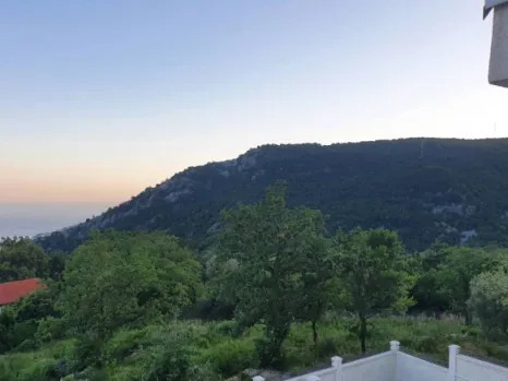 Plac 1.700 m² sa mogućnošću gradnje objekta na tri nadzemne etaže – Markovići, Budva