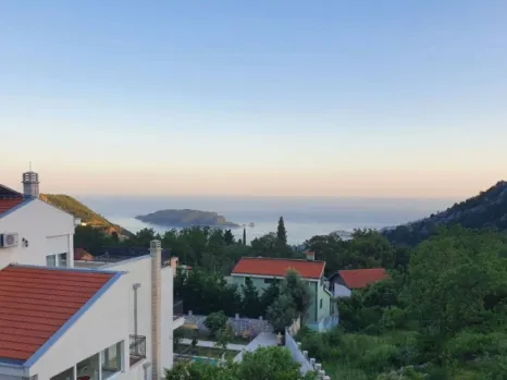 Plac 1.700 m² sa mogućnošću gradnje objekta na tri nadzemne etaže – Markovići, Budva
