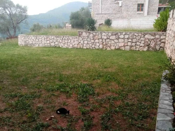 Plac 834 m² urbanizovan, blago nagnut – Markovići, Budva